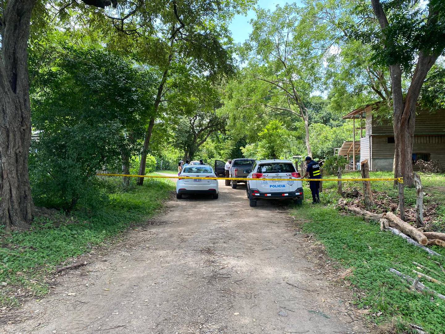Dos árboles sirvieron a la Policía para colocar la cinta amarilla y delimitar el perímetro mientras el OIJ realizaba el levantamiento del cuerpo y la recolección de indicios. Foto: Cortesía de Guana/Noticias.