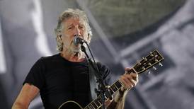 Roger Waters es investigado por usar ropa ‘estilo nazi’ y una ametralladora de imitación en concierto