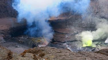 Vulcanólogo descubre nuevas grietas en cráter del Poás