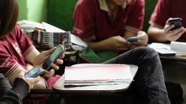 Unesco pide regular uso de celulares en estudiantes: ‘Puede poner en riesgo integridad física y  mental’