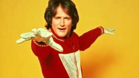 Traje que Robin Williams llevó en la serie 'Mork y Mindy' se subastará en octubre