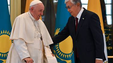 Papa visita Kazajistán y defiende el multilateralismo 