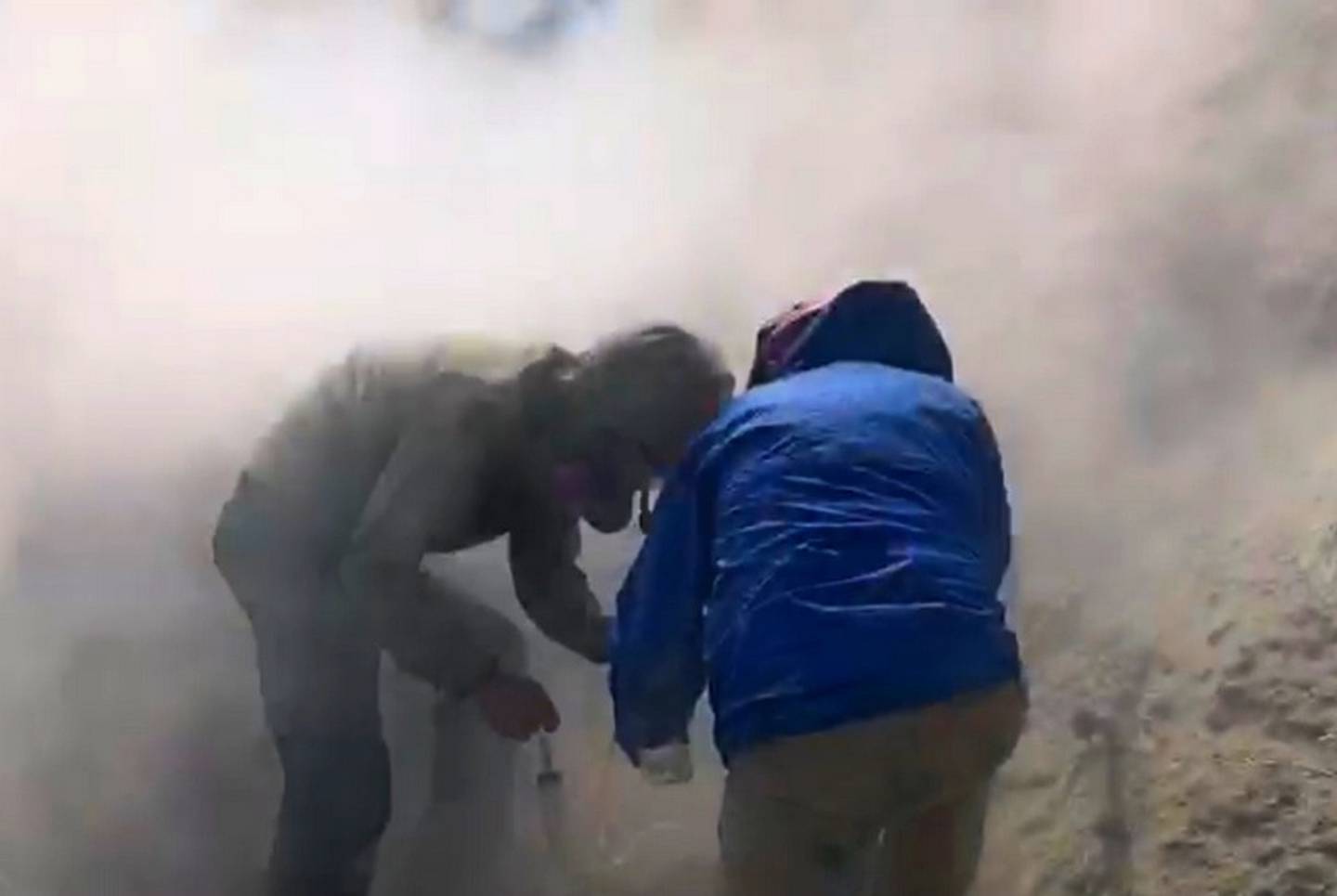Los científicos del Ovsicori, Maarten de Moor y Alejandro Rodríguez, toman muestras de gas en una fumarola dentro del cráter del volcán Turrialba, a unos 50 metros del borde  oeste. Foto: Cortesía Ovsicori.