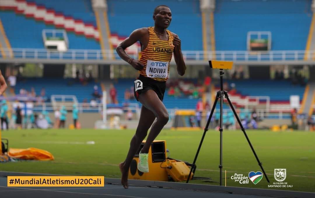 Durante cinco minutos, Elphas Ndiwa, de Uganda, corrió descalzo la prueba de los 3000 metros con obstáculos. Comité Organizador