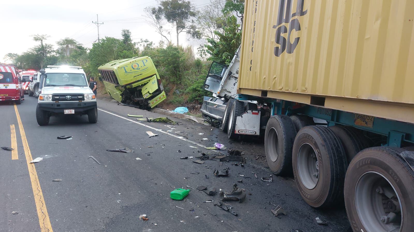 Video: Choque de furgón y autobús deja una mujer fallecida y al menos 18 heridos en Orotina