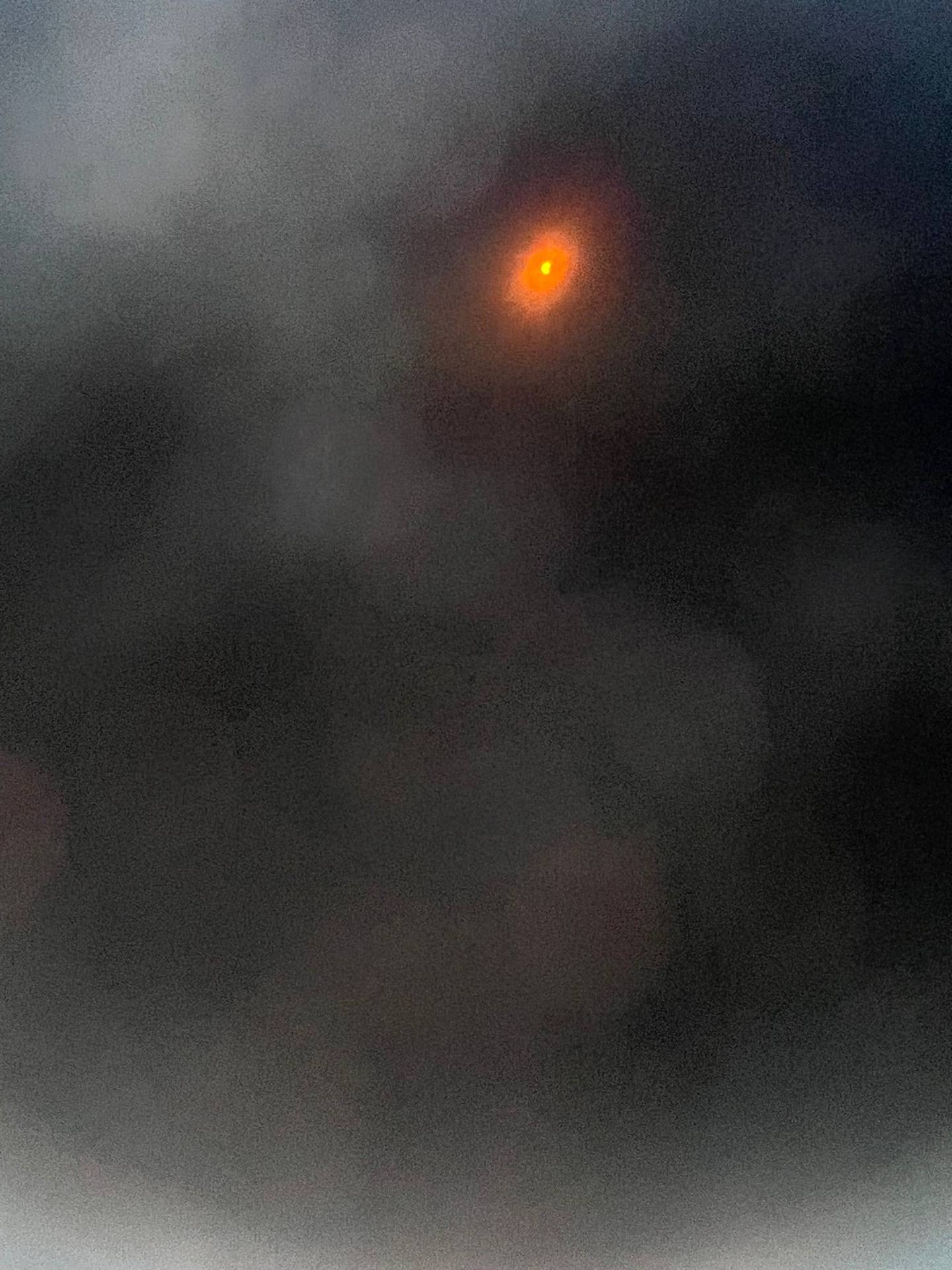 Inicio del eclipse en Texas, Tara Key tomó esta fotografía con su celular, usando los lentes especiales.