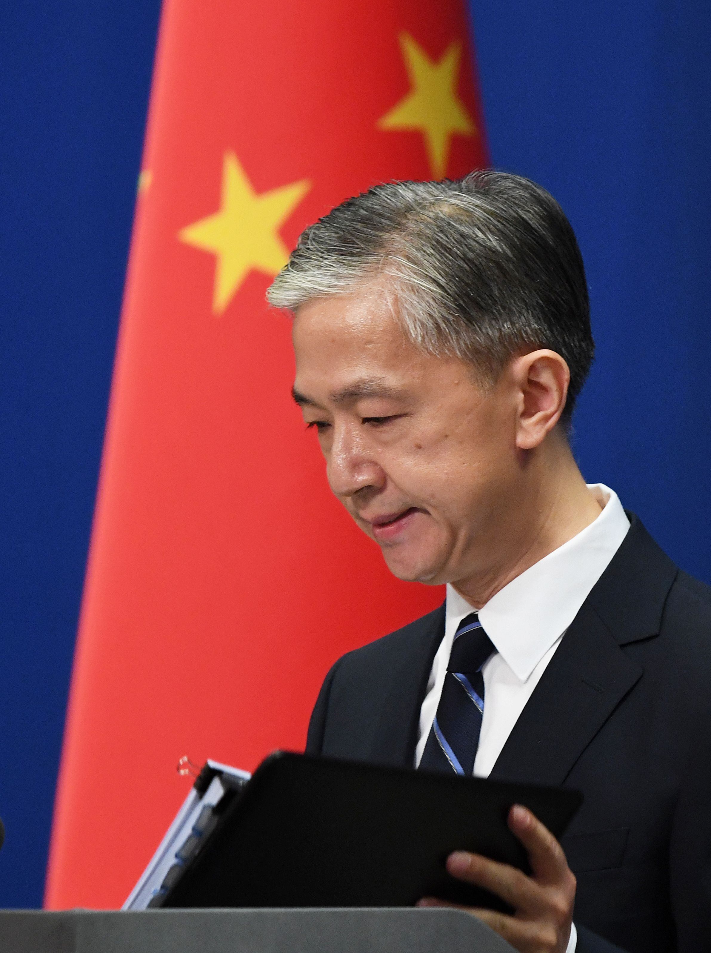 El portavoz del Ministerio de Relaciones Exteriores de China, Wang Wenbin, advierte sobre el riesgo de conflicto en el estrecho de Taiwán debido al apoyo militar de Estados Unidos a la isla. (Foto de GREG BAKER / AFP)