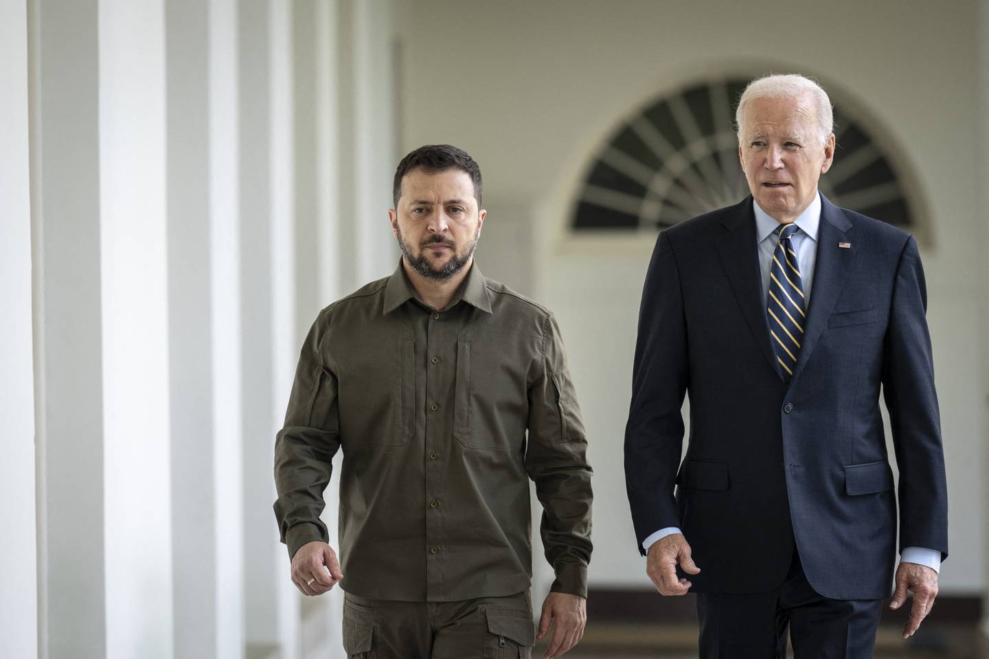 El presidente de Ucrania, Volodymyr Zelensky, y el presidente estadounidense, Joe Biden, caminan hasta la Oficina Oval de la Casa Blanca