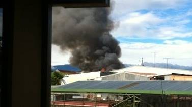 Incendio consume casa en Guayabos de Curridabat