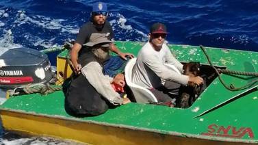 ¡De película! Hombre y su perrita fueron rescatados tras tres meses de naufragio 