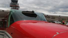 Zopilote rompe parabrisas de avioneta y golpea a cuatro pasajeros