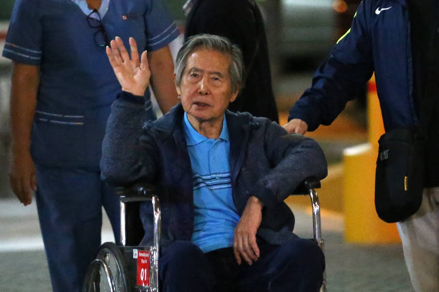 Acompañado por sus hijos, Alberto Fujimori, expresidente peruano, dejó la prisión Barbadillo en Lima.