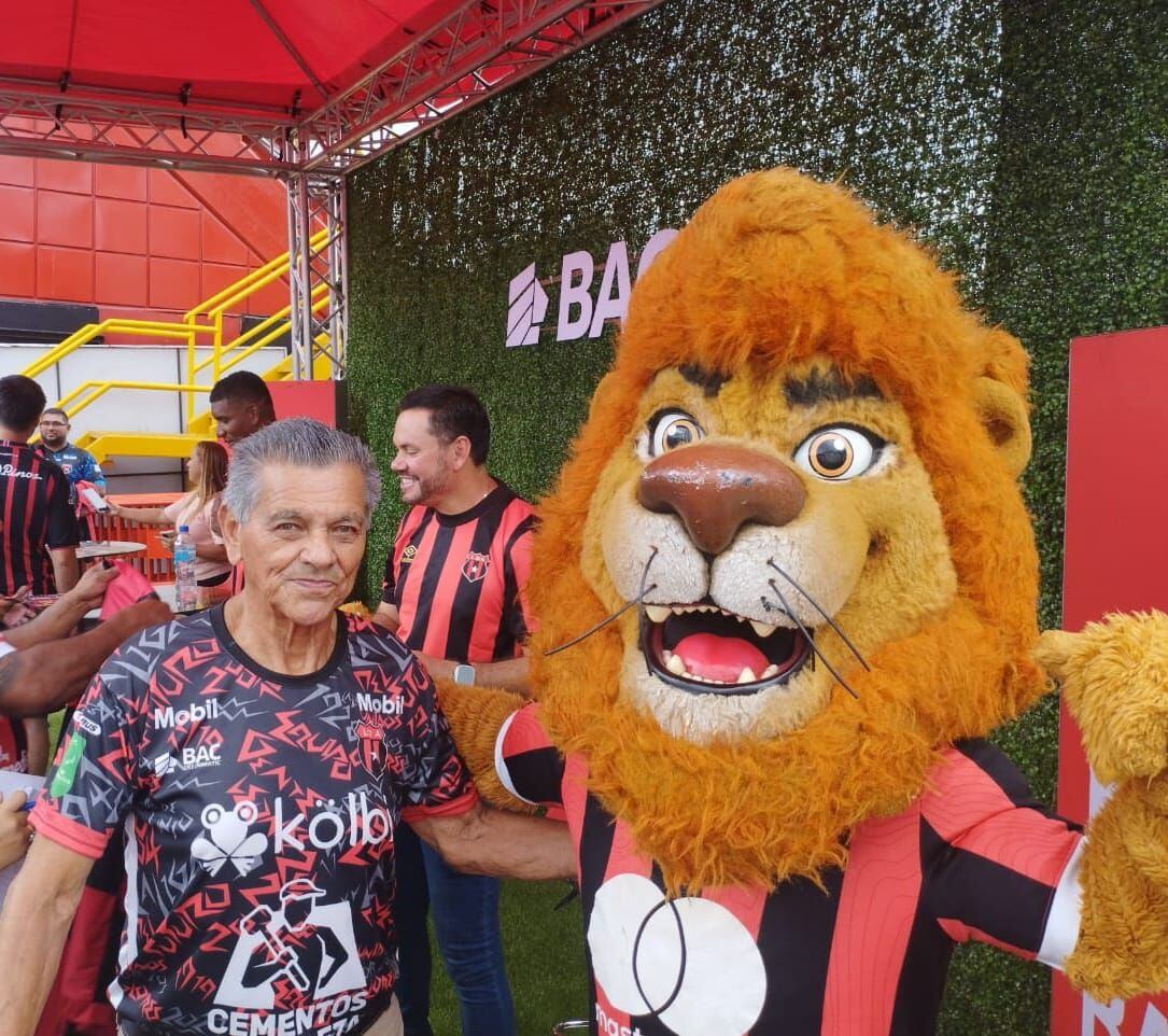 Don Álvaro Jiménez (qdDg) se tomó una fotografía con el León el domingo anterior, antes del partido entre Liga Deportiva Alajuelense y Guanacasteca.