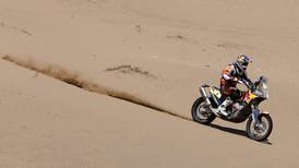 Marc Coma gana etapa en motos del Dakar y recorta distancia
