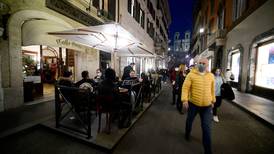 Italia elimina la mascarilla al aire libre y abre discotecas