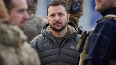 Volodímir Zelenski visita ciudad reconquistada de Jersón y dice que es imposible matar a Ucrania