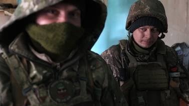 Ejército ruso retrocede al sur de Ucrania por los combates intensos 