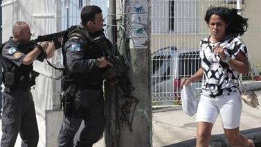 Militares y policías rodean barrios miseria en Río