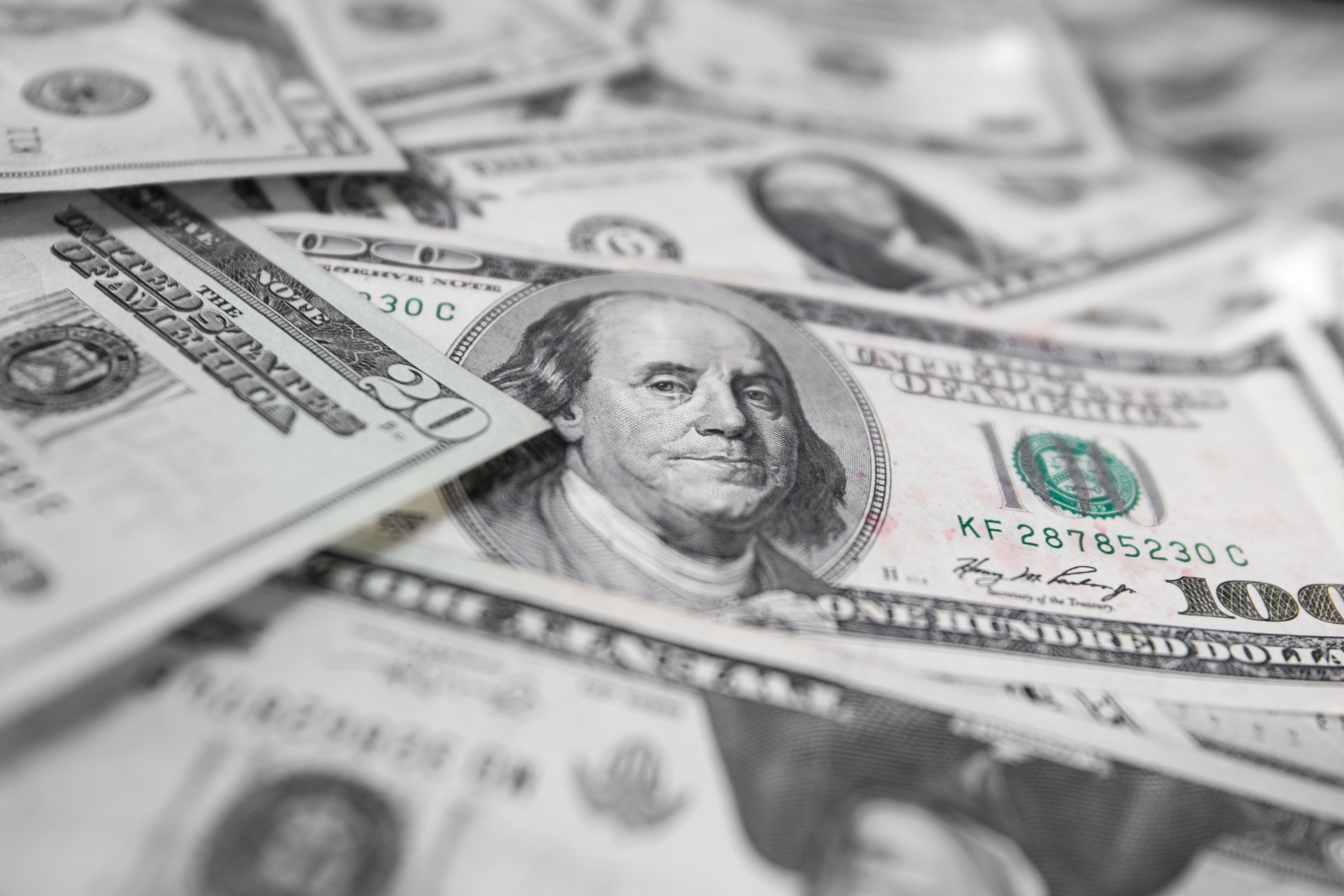 Precio del dólar reporta la cuarta baja consecutiva en Monex