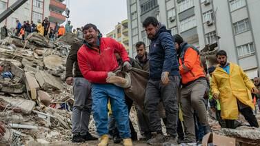 Poderoso terremoto de magnitud 7,8 deja al menos 5.000 muertos en Turquía y Siria