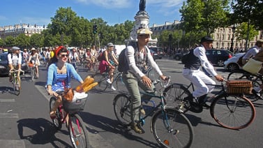 Boinas y baguettes en festival francés de la bicicleta