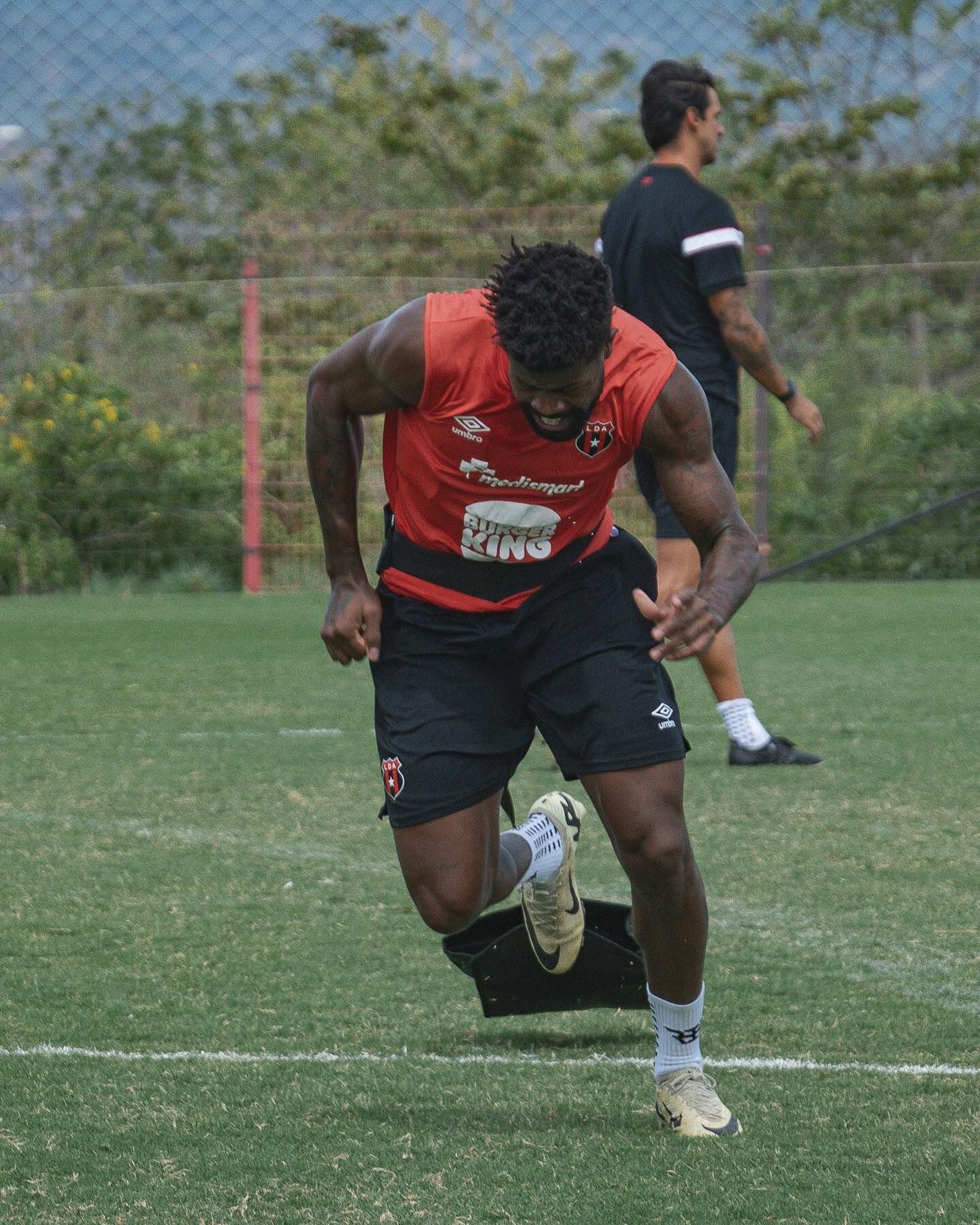Manjrekar James ejecuta parte de los trabajos físicos en Liga Deportiva Alajuelense. Vienen partidos importantes para la Liga.