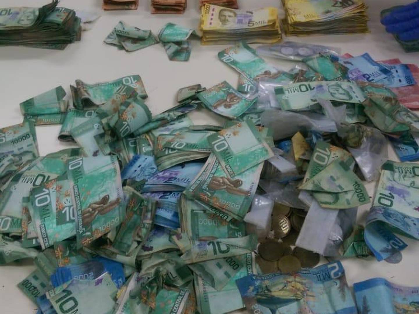 Parte del dinero recuperado por la Policía al capturar a cuatro sospechosos de asaltar la agencia de Coopealianza en Pejibaye de Pérez Zeledón. Foto: OIJ.