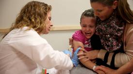 Pandemia de covid-19 golpea campañas de vacunación contra sarampión en 26 países