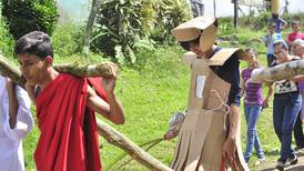 Un soldado romano se vistió con  cartón en  Bijagua  