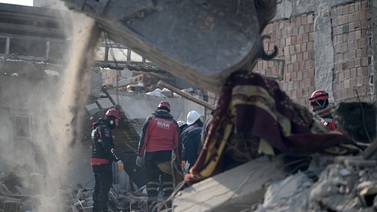 Concreto de mala calidad y varillas muy delgadas: Cuestionan la calidad de los edificios en Turquía, tras devastación por terremoto