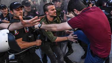 Policía de Turquía dispara balas de goma contra marcha del orgullo gay en Estambul