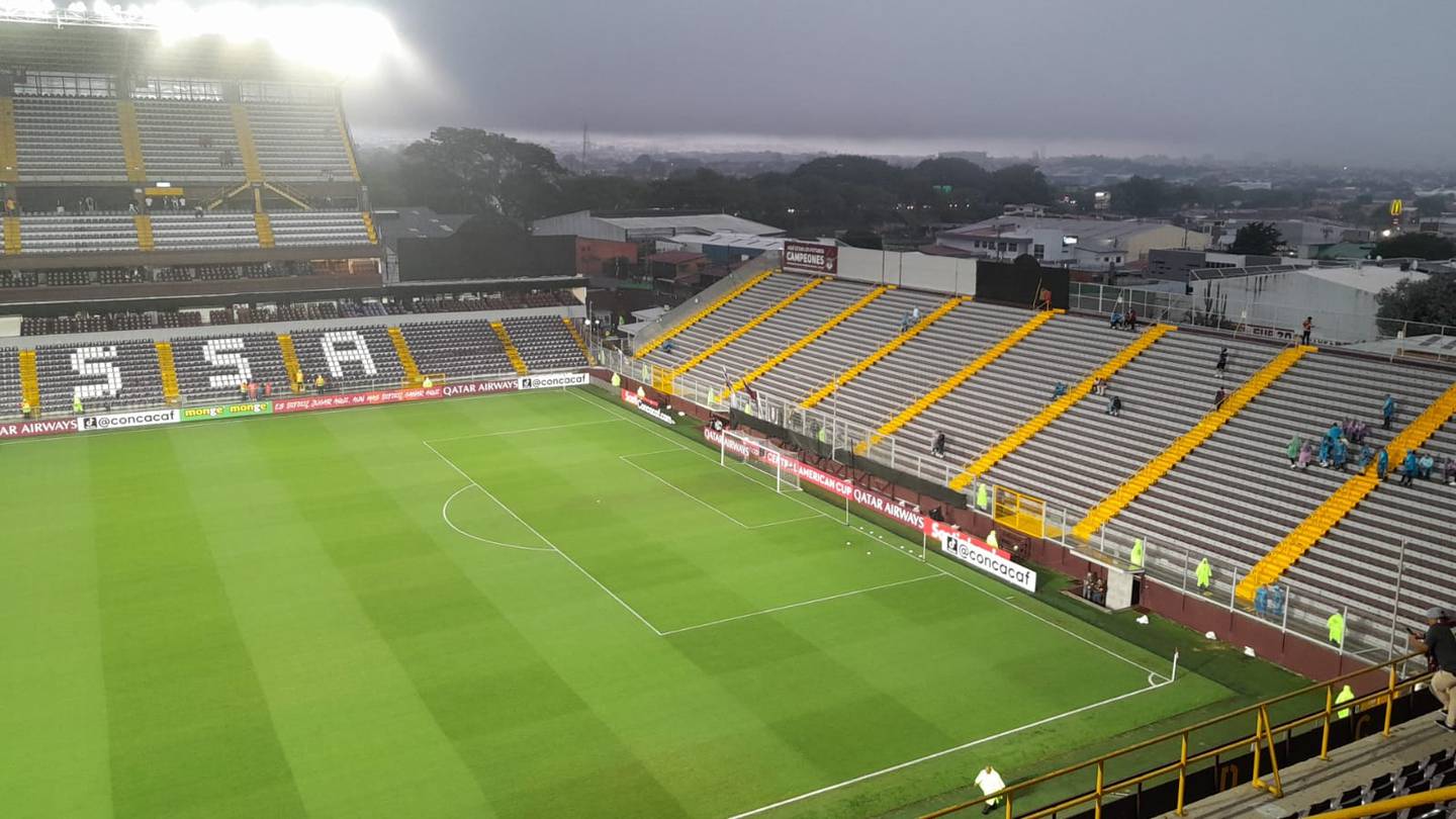 La lluvia dice presente en el Estadio Ricardo Saprissa. Tanto Saprissa como el Real Estelí llegaron un par de horas antes a la 'Cueva', donde jugarán un partido trascendental en la Copa Centroamericana de Concacaf.