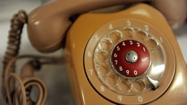 Teléfonos residenciales desaparecen de los hogares y aparatos de radio van por la misma senda