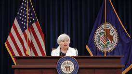 Fitch rebaja nota de la deuda de Estados Unidos un escalón y secretaria de Tesoro rechaza decisión