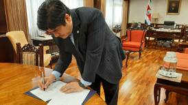 Carlos Alvarado firma ley para reducir el marchamo 2021