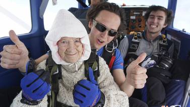 Una bisabuela de 102 años se convierte en la paracaidista más anciana del planeta
