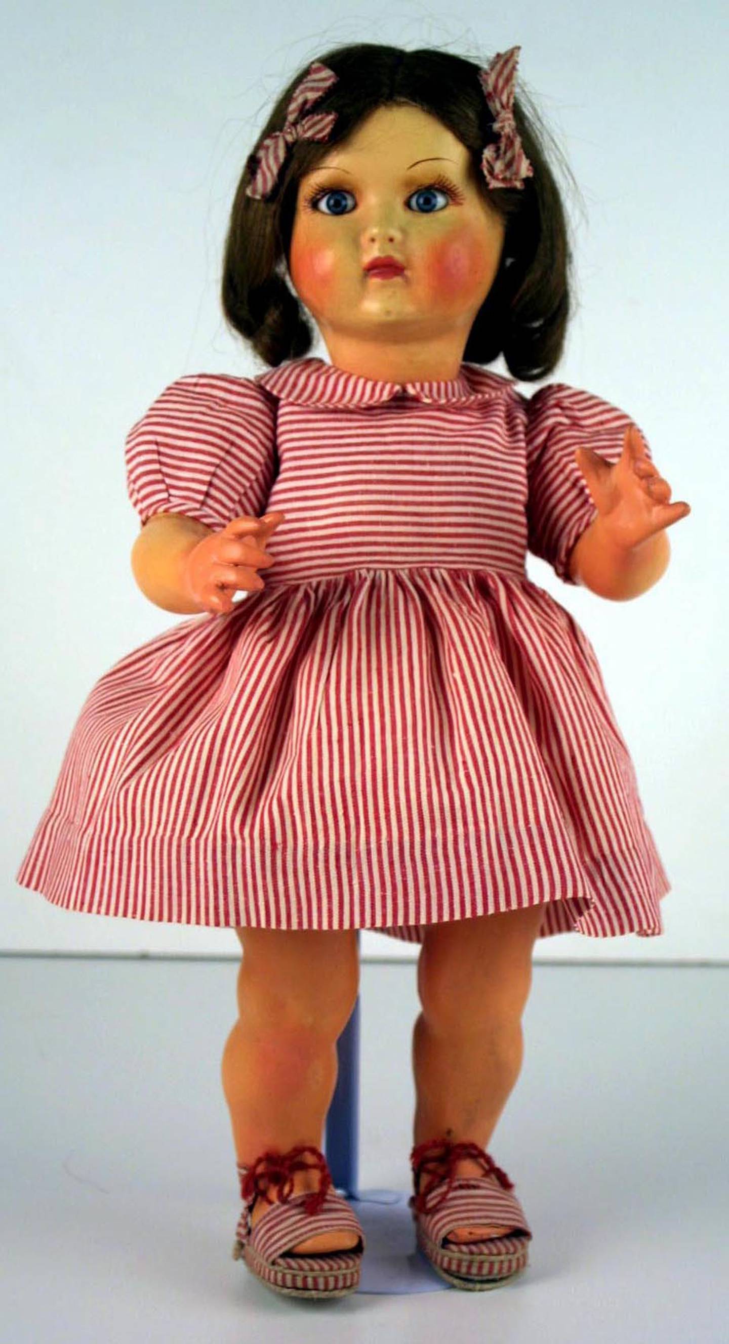 Primer modelo de la muñeca española Mariquita Pérez,  ideada por Doña Leonor Coello de Portugal en 1938.