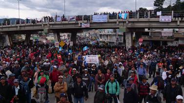 Tercer día de bloqueos contra persecución electoral en Guatemala