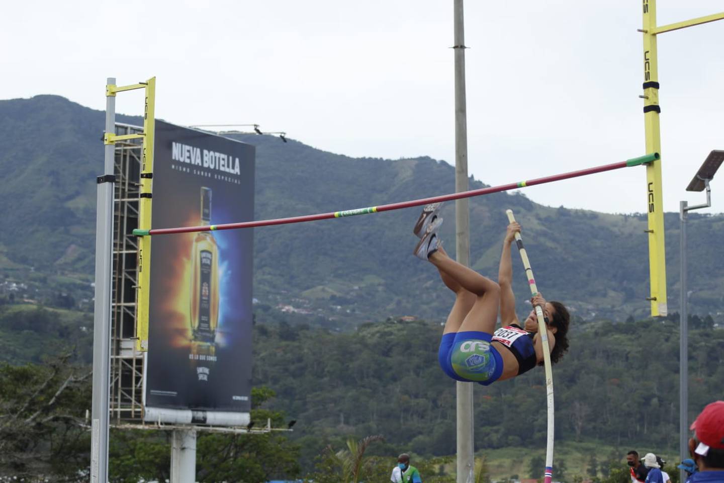 Atleta de salto con pértiga rompe otra vez récord nacional pese a escasos implementos  para entrenar | La Nación