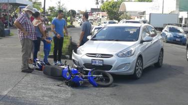 Policía aprehende a dos jóvenes que asaltaron joyería en Guápiles luego de que chocaron