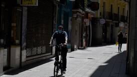 Españoles se aferran a la mascarilla en plena nueva ola de covid-19