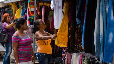 Cubanos venden ropa importada pese a multas 