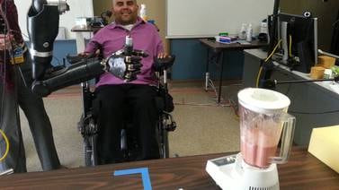 Un tetrapléjico usa sus pensamientos para mover un brazo robótico