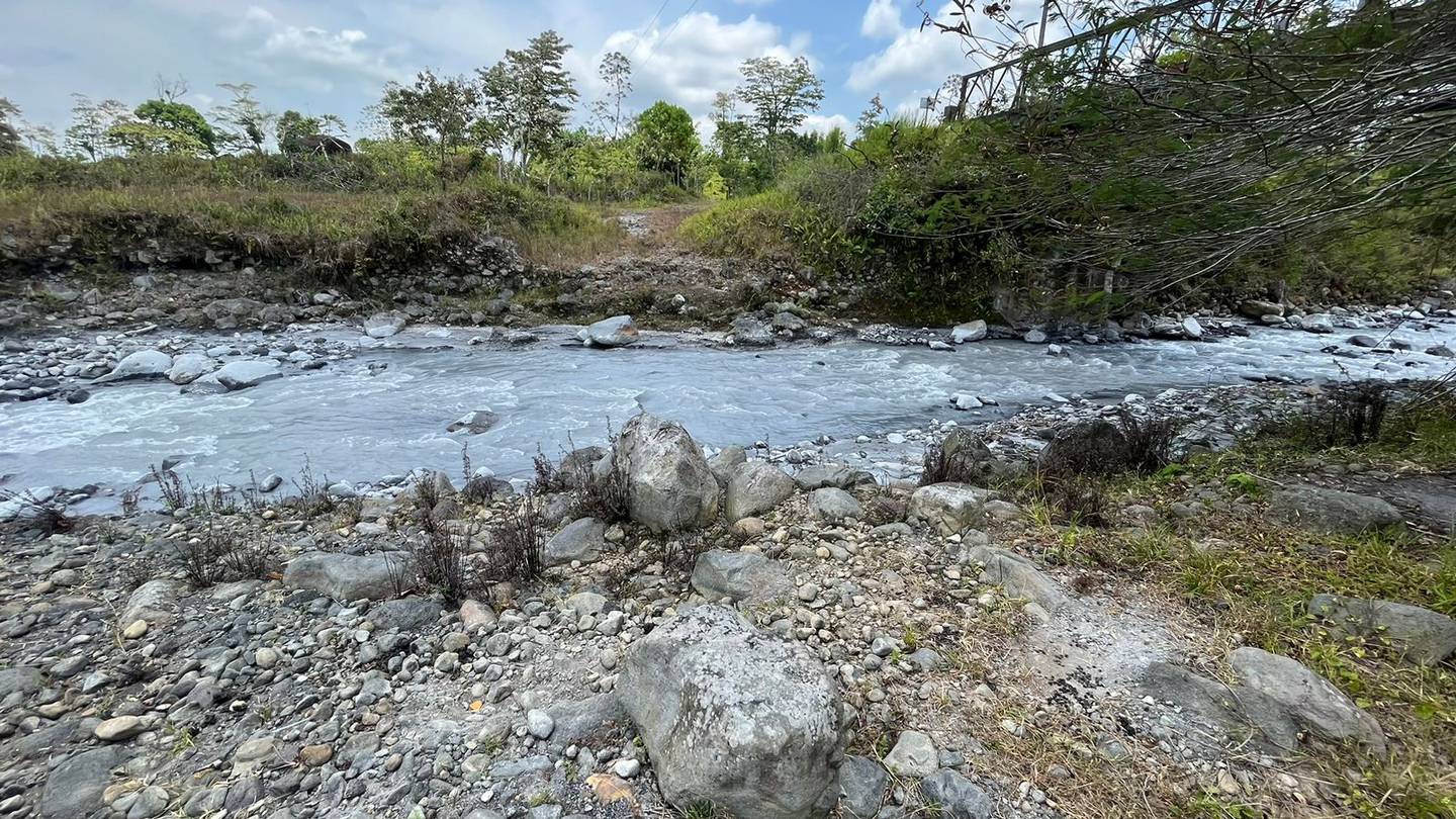 El río Azul es otro por el que bajaron las corrientes de lodo volcánico lanzadas por el Rincón de la Vieja. Foto: Cortesia Mauricio Gutiérrez.