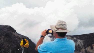 Erosión en un boquete causó  salida de ceniza en volcán Turrialba