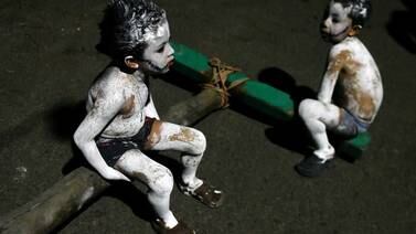 La muerte genera espanto y risas en desfile salvadoreño de la calabiuza