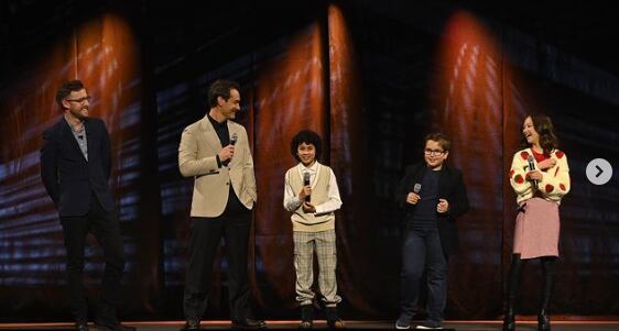 Jude Law presentó de manera oficial a los niños actores y actrices que lo acompañarán en la serie 'Skelton Crew'.