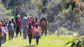 Vecinos de Llano Grande llevan a ‘La Peregrina’ a sus campos para que bendiga y cuide sus plantaciones