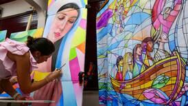 Panameños pintan mural contra la xenofobia para misa del papa Francisco
