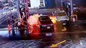 Automóvil se incendió en gasolinera de San Carlos por fuga de combustible